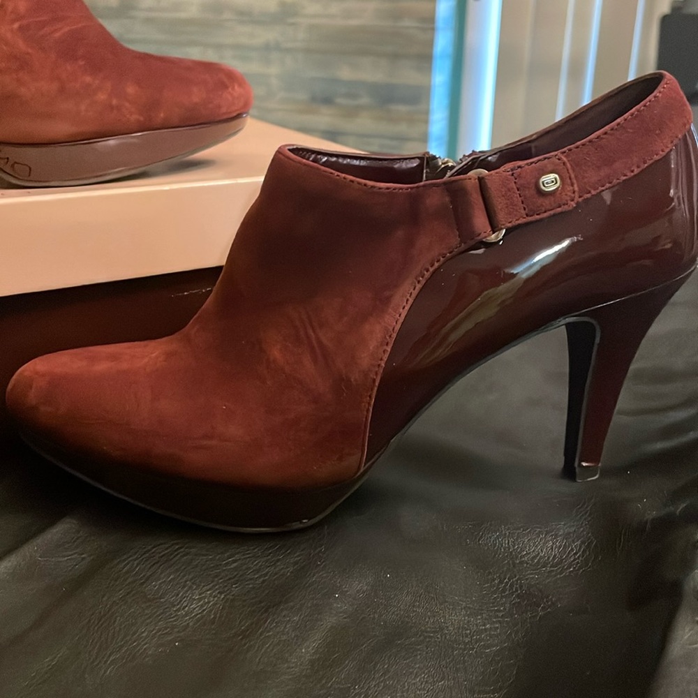 Two-tone burgundy suede in front with patent leather in the back and heel
